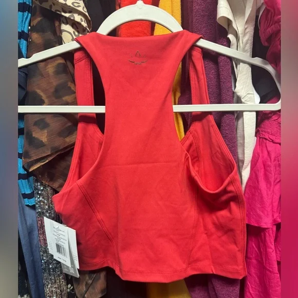 Beyond Yoga Powerbeyond Intensity Cropped Tank in Retro Red Size Small RT$78 - Picture 6 of 8